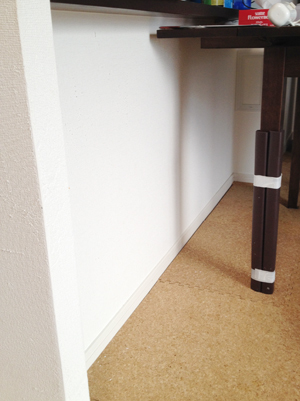 カウンター下の隙間に