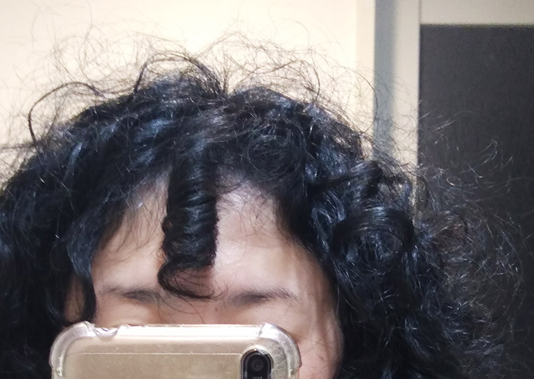 縦巻きロールになる天然パーマ
